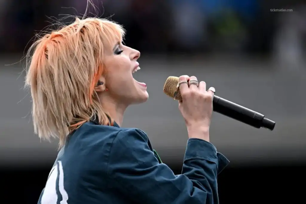 Hayley Williams live singing